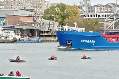 Танкер столкнулся с моторной лодкой с рыбаками на реке Дон в Ростове в районе ж/д моста