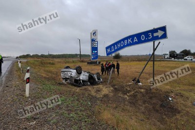 Погиб водитель Ford Focus, иномарка перевернулась на трассе М-4 в Ростовской области