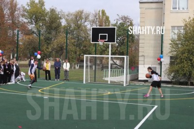 В Шахтах в школе № 21 сделали спортивную площадку за 4,45 млн рублей