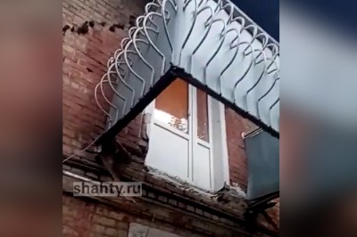 В Шахтах обрушился балкон и придавил бетонной плитой человека. Видео