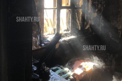При пожаре погиб 41-летний человек в Шахтах в расселенном доме