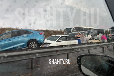 Под Шахтами на трассе М-4 «Дон» столкнулись автобус и 6 машин