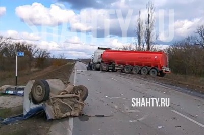 Погибли двое в «десятке»: влетели на встречке под грузовик в Ростовской области