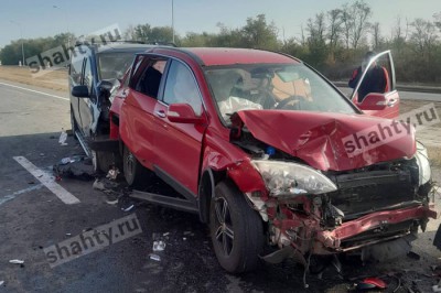 Столкнулись паровозиком шесть машин на трассе М-4 в Ростовской области