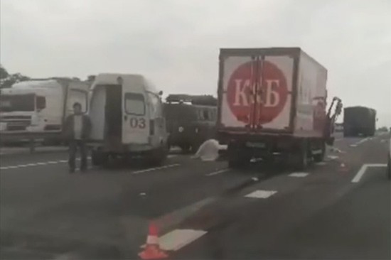 Погиб водитель фургона «Красное &Белое» на трассе М-4 под Шахтами