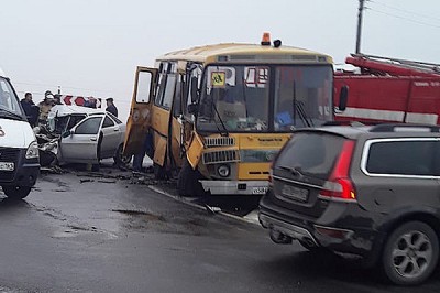 ДТП: школьный автобус столкнулся с ВАЗом около станицы Багаевской