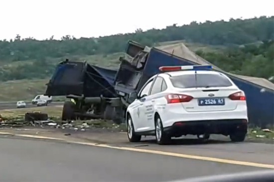 Столкнулись два грузовика на трассе М-4 «Дон» в Ростовской области [Видео]