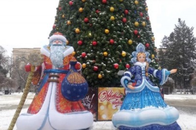 В Шахтах у елки восстановили фигуры Деда Мороза и Снегурочки