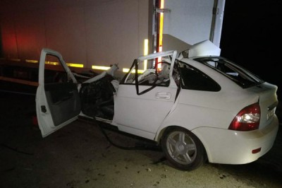 «Приора» влетела в грузовик на трассе: водитель и пассажир погибли