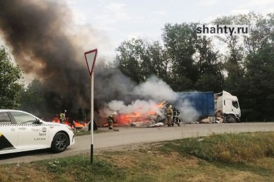 Сгорел грузовик после ДТП под Шахтами на въезде в поселок Майский: видео