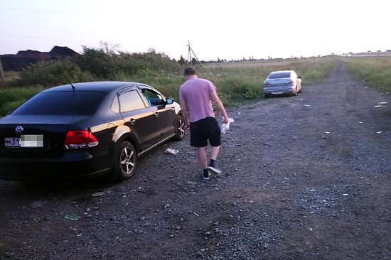 Рядом с г. Шахты на 1003-м км трассы М-4 разбили стекло Volkswagen, украв деньги и документы