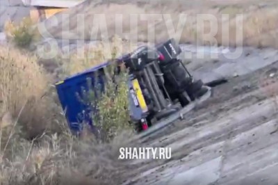 Упал с дороги грузовик на трассе в Ростовской области