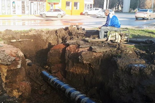 В г. Шахты благодаря аварии заменили гнилой водопровод