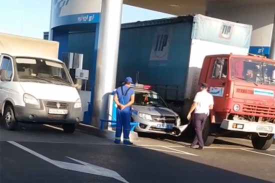 В машину ДПС врезался КАМАЗ на автозаправке [Видео]
