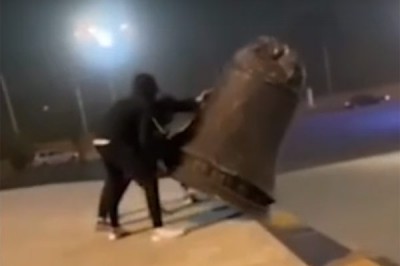 Подростки глумились над упавшим колоколом на мемориале в Ростове