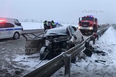 Погиб пассажир в Ростовской области: автоледи на Kia Rio влетела на встречке в фуру