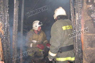 В Шахтах сгорел дом на проспекте Чернокозова