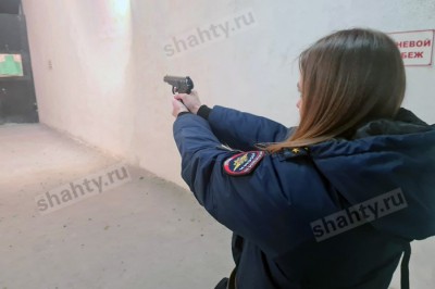 В Шахтах стреляли девушки: самая меткая — инспектор по делам несовершеннолетних