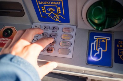 Мошенники заполнили банкомат билетами «Банка приколов» на полмиллиона