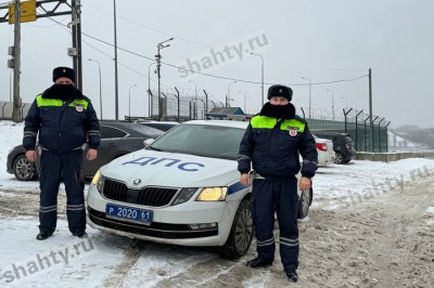 Беременная девушка застряла на машине в снегу в Ростовской области