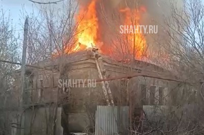 В Шахтах сгорел заброшенный барак на Нежданной