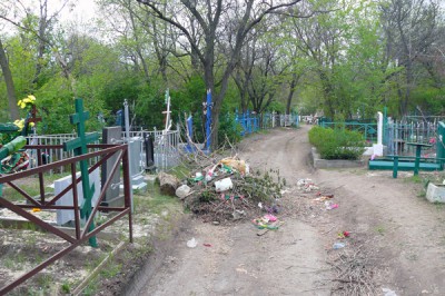 В г. Шахты на кладбище демонтируют ограду, стол и лавочки