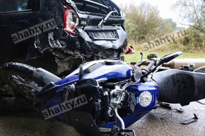 Разбился мотоциклист на байке Suzuki на трассе в Ростовской области