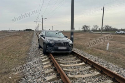 Автоледи из г. Шахты выехала на железнодорожные пути в Херсонской области