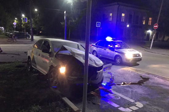 Таксист протаранил столб в Таганроге