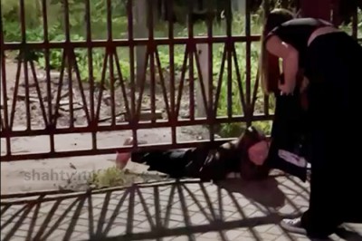 В Шахтах девчата пролазят под забором, чтобы покинуть Александровский парк: видео