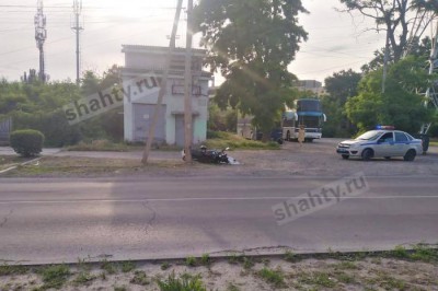 Разбился насмерть 34-летний мотоциклист: Honda влетела в столб в Ростовской области