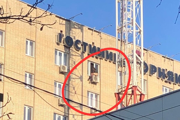 В г. Шахты девушка села на блок сплита на 9-м этаже гостиницы «Горняк»