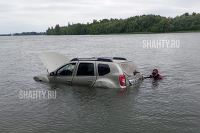 Спасатели вытащили автомобиль из реки Дон: водитель не пострадал