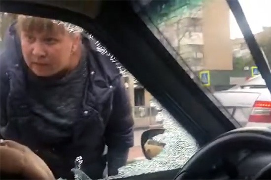 В г. Шахты произошла разборка на дороге: водителю угрожали пистолетом и разбили стекло