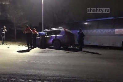 Под Шахтами погибли трое, кроссовер Nissan X-Trail влетел в автобус: Видео