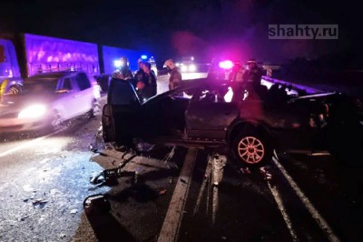 Погиб пассажир Audi: иномарка влетела в прицеп Камаза на трассе Ростов — Азов