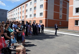 В г. Шахты вручили ключи новоселам от квартир в 96-ти квартирном доме, построенном за 78 млн рублей