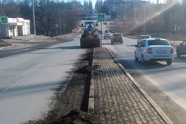 Убирают грязь с улицы Советской в городе Шахты