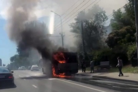 Загорелся пассажирский автобус в Ростове [Видео]