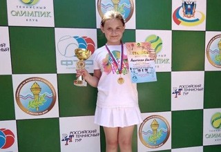 Девочка из г. Шахты завоевала 1 место в региональном турнире по теннису