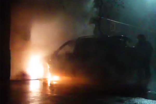 В г. Шахты сгорела Toyota RAV4 в 100 метрах от Администрации