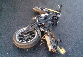 Мотоциклист разбился, врезавшись в отбойник на мосту в Ростове [Фото]