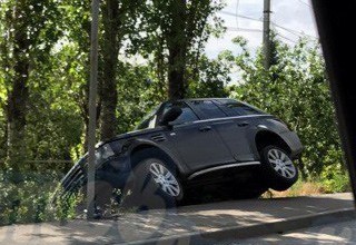Уходя от «лобового» столкновения, Range Rover оказался в кювете в Ростове [Видео]