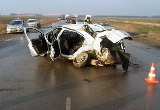 В Renault Logan погибли двое и трое пострадали на трассе под Ростовом