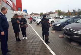 В г. Шахты проверили 50 машин на парковке гипермаркета в поисках должников