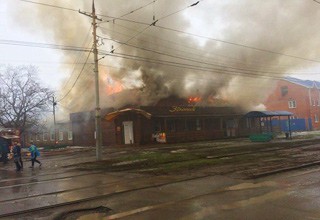Сгорело кафе в Таганроге [Фото + видео]