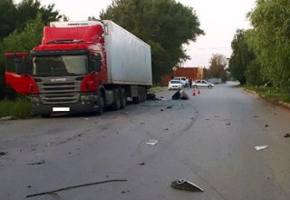 Mazda 3 разбилась об фуру, погибли два человека в Батайске [Фото]