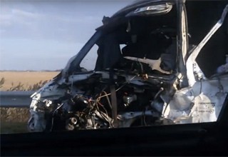 В лобовом ДТП Volkswagen Transporter и «Газели» погибли 3 человека [Видео]