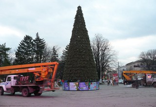 Установили городскую елку в г. Шахты на площади [Фото]