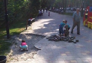Суровые дети разобрали тротуарную плитку, чтобы добраться до песка [Фото]